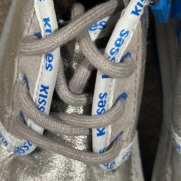 RARE UGG X HERSHEY’S KISSES NEUMEL II Silver Metallic Boots, Child Size 10. NEW! - Picture 11 of 12